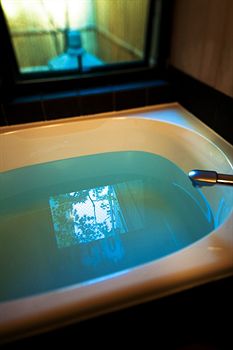 Deep Soaking Bathtub