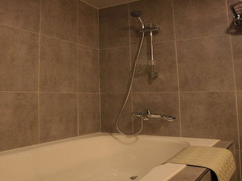 Deep Soaking Bathtub
