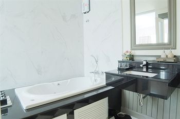 Deep Soaking Bathtub
