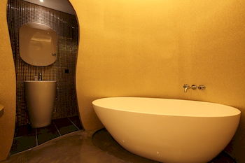 Deep Soaking Bathtub