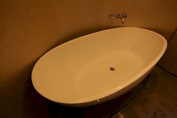 Deep Soaking Bathtub