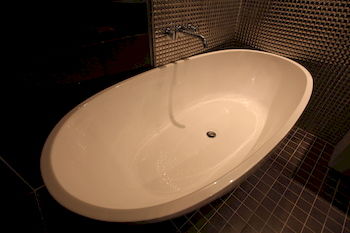 Deep Soaking Bathtub