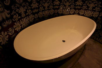 Deep Soaking Bathtub