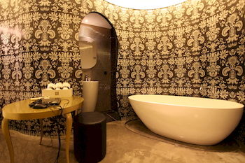 Deep Soaking Bathtub
