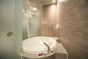 Deep Soaking Bathtub