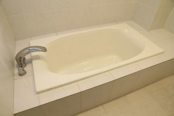 Deep Soaking Bathtub