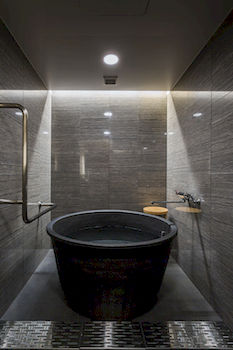 Deep Soaking Bathtub