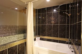 Deep Soaking Bathtub