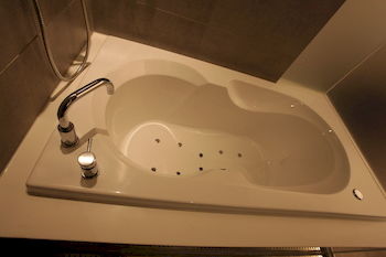Deep Soaking Bathtub