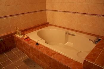 Deep Soaking Bathtub