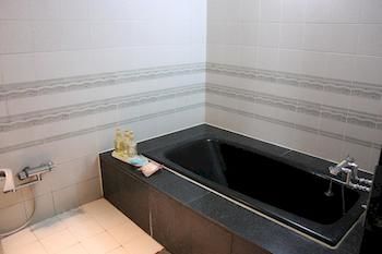 Deep Soaking Bathtub