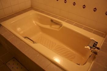 Deep Soaking Bathtub