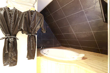 Deep Soaking Bathtub