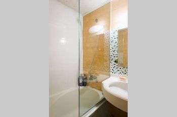 Deep Soaking Bathtub