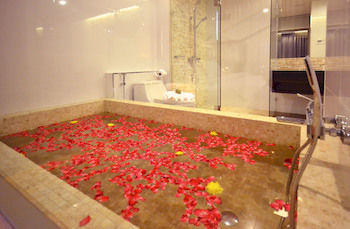 Deep Soaking Bathtub