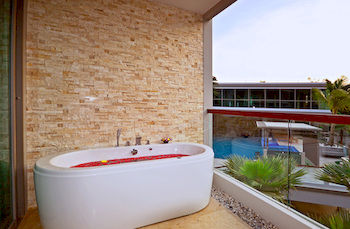 Deep Soaking Bathtub