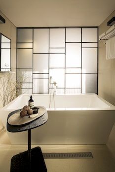 Deep Soaking Bathtub