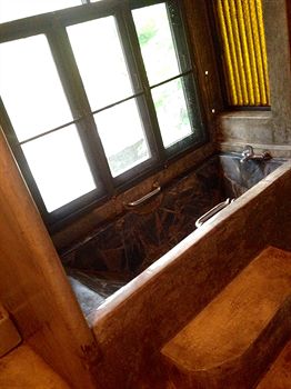 Deep Soaking Bathtub