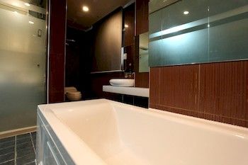 Deep Soaking Bathtub