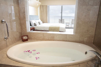 Deep Soaking Bathtub