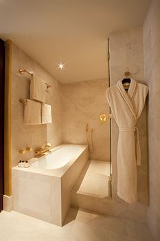 Deep Soaking Bathtub