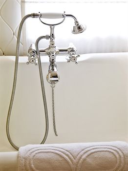 Deep Soaking Bathtub