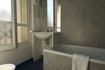 Deep Soaking Bathtub