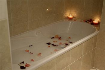 Deep Soaking Bathtub