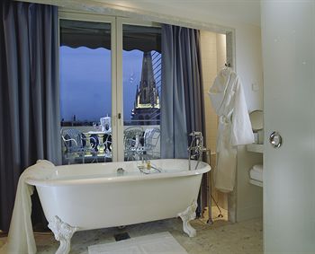 Deep Soaking Bathtub