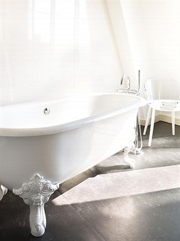 Deep Soaking Bathtub