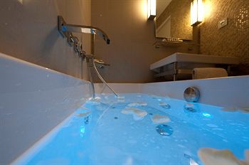 Deep Soaking Bathtub
