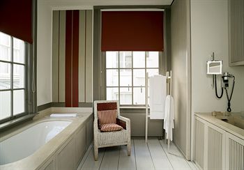 Deep Soaking Bathtub