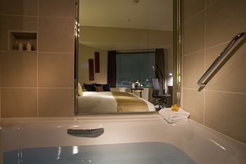 Deep Soaking Bathtub