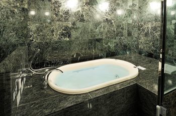 Deep Soaking Bathtub