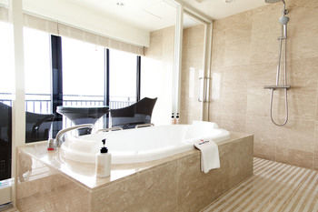 Deep Soaking Bathtub