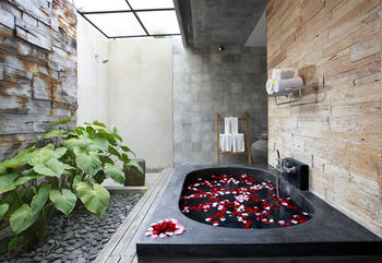 Deep Soaking Bathtub