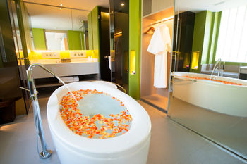 Deep Soaking Bathtub
