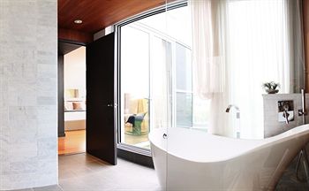 Deep Soaking Bathtub
