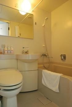 Umeda-OS-Hotel-Bathroom