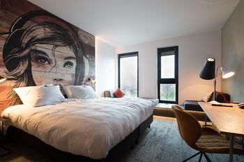 Jaz-Amsterdam-Guest-Room