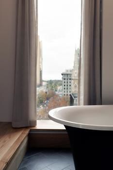 Deep Soaking Bathtub