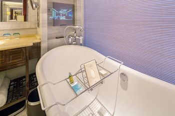 Deep Soaking Bathtub