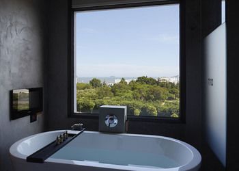 Deep Soaking Bathtub