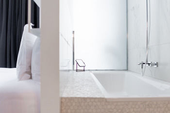 Deep Soaking Bathtub