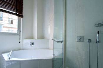 Deep Soaking Bathtub