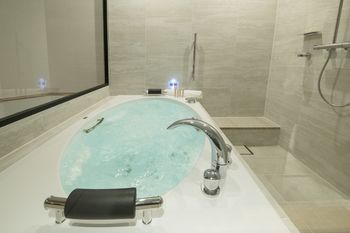 Deep Soaking Bathtub