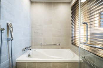 Deep Soaking Bathtub