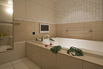 Deep Soaking Bathtub
