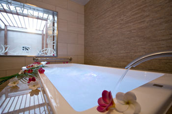 Deep Soaking Bathtub