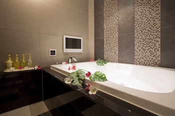 Deep Soaking Bathtub